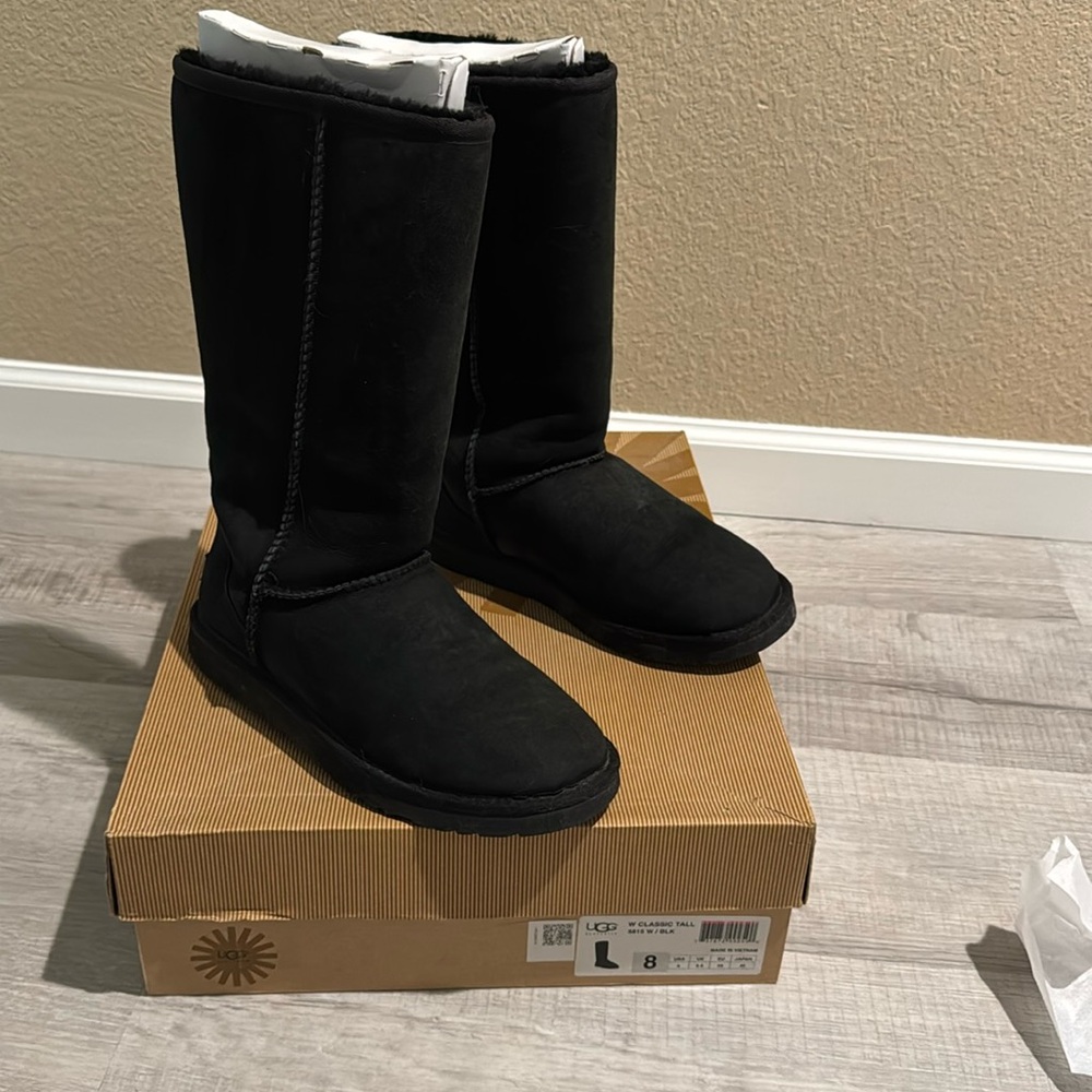 Women’s UGG Boots. Black. Size 8